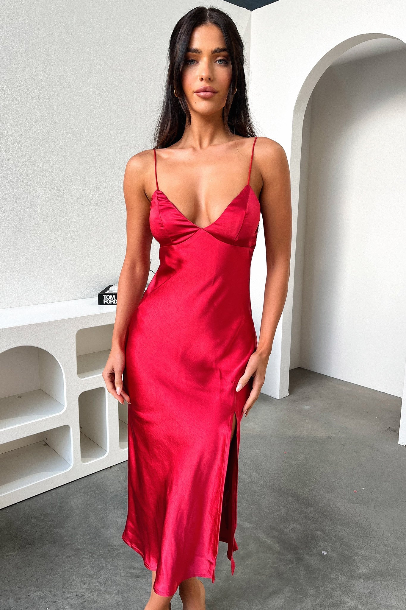 Saten İp Askılı Yırtmaçlı Midi Elbise – Kırmızı