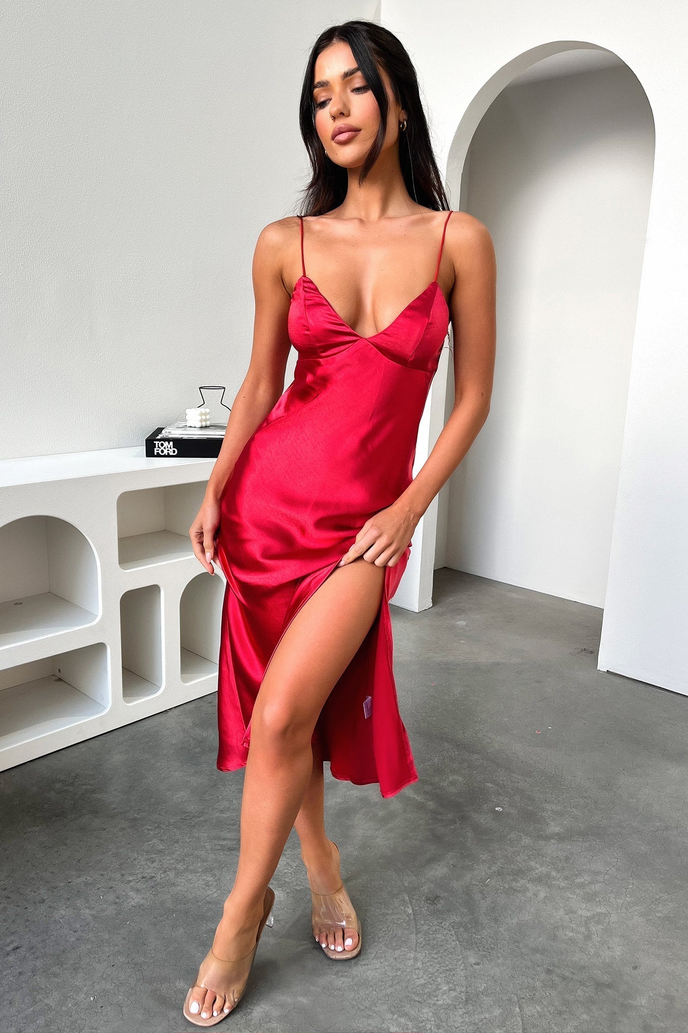 Saten İp Askılı Yırtmaçlı Midi Elbise – Kırmızı
