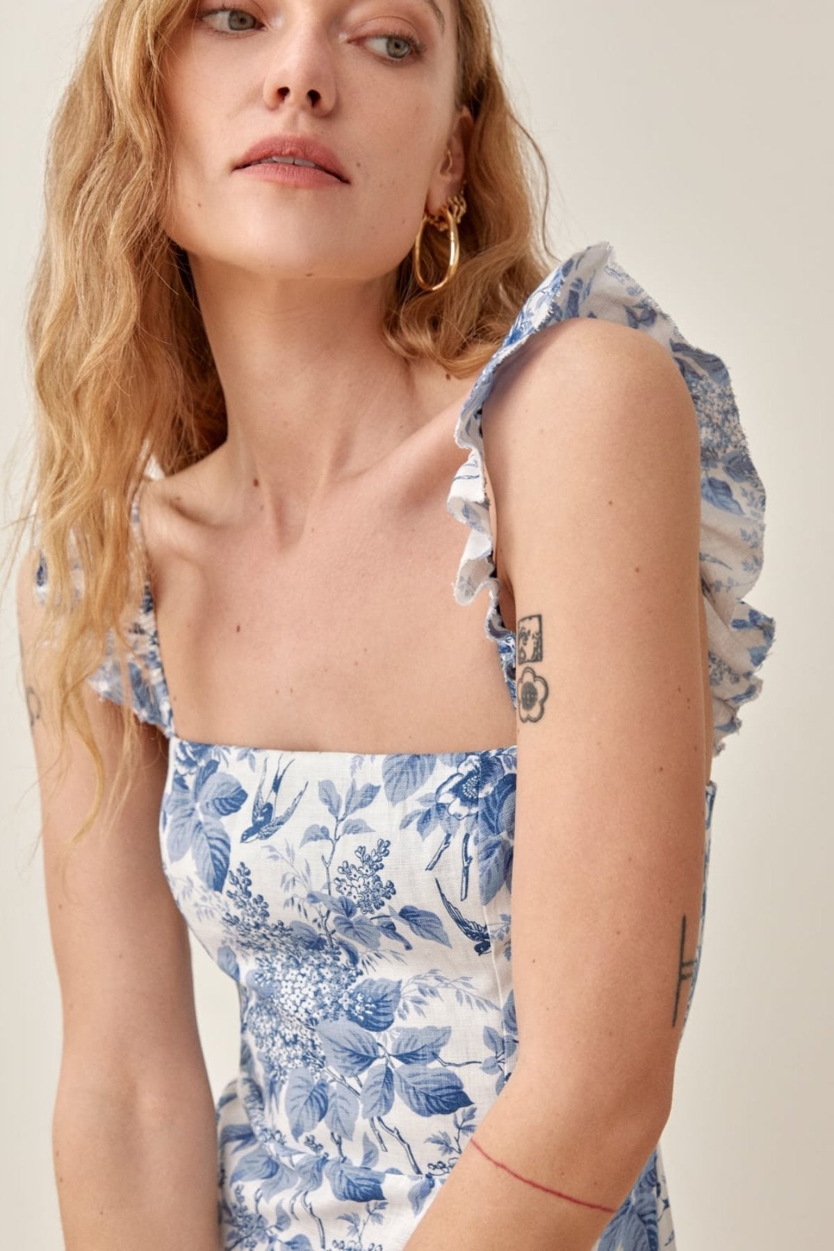 Joa Baskılı Fırfırlı Askılı Yırtmaçlı Midi Elbise