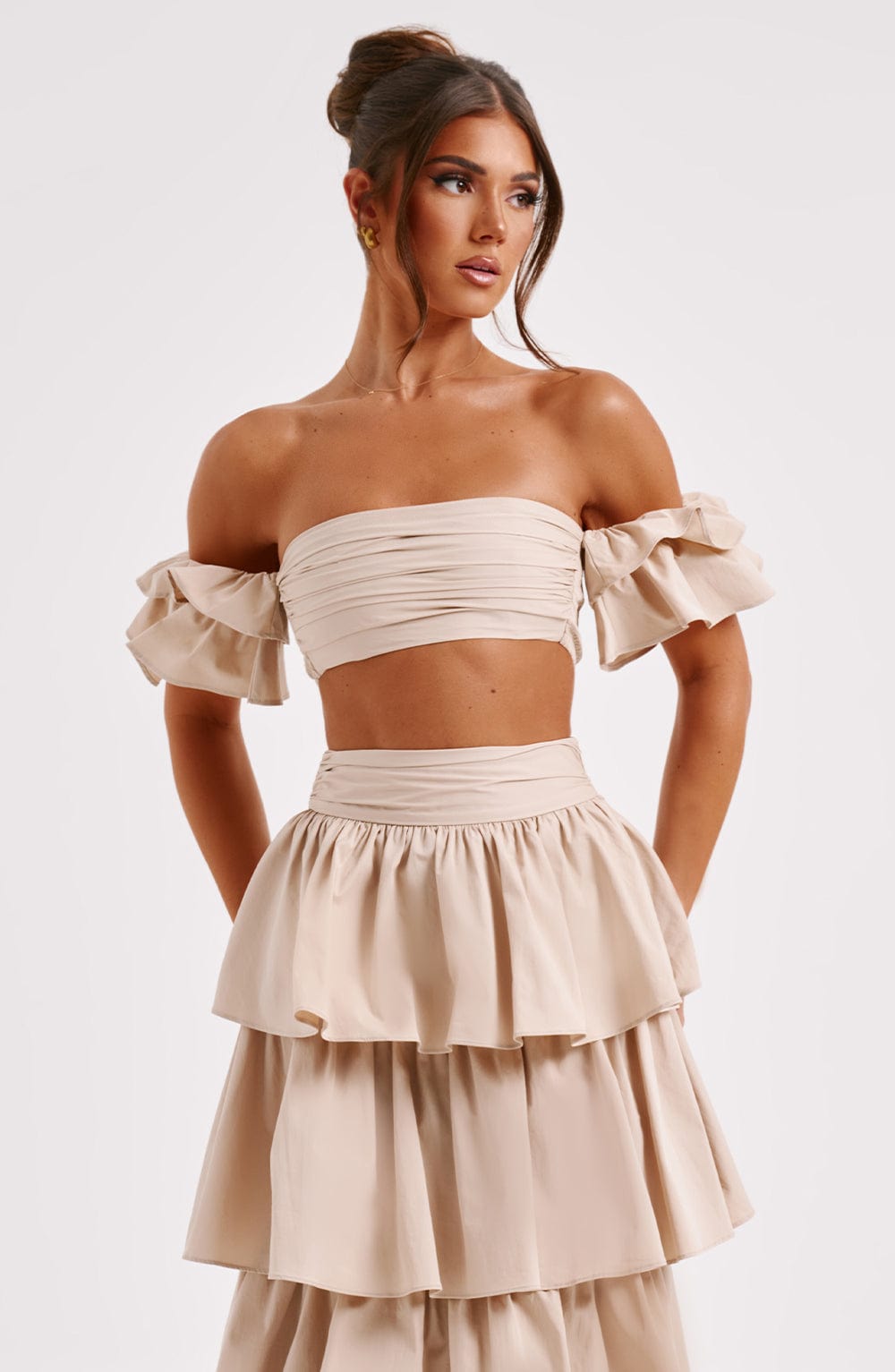 Düşük Omuz Volanlı Drapeli Crop Top – Bej