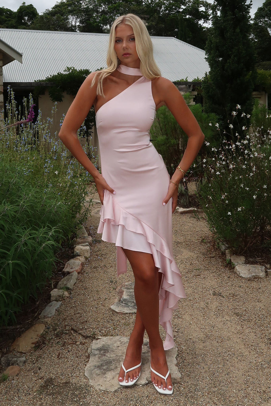 Tek Omuz Volanlı Asimetrik Kesim Saten Elbise – Pudra