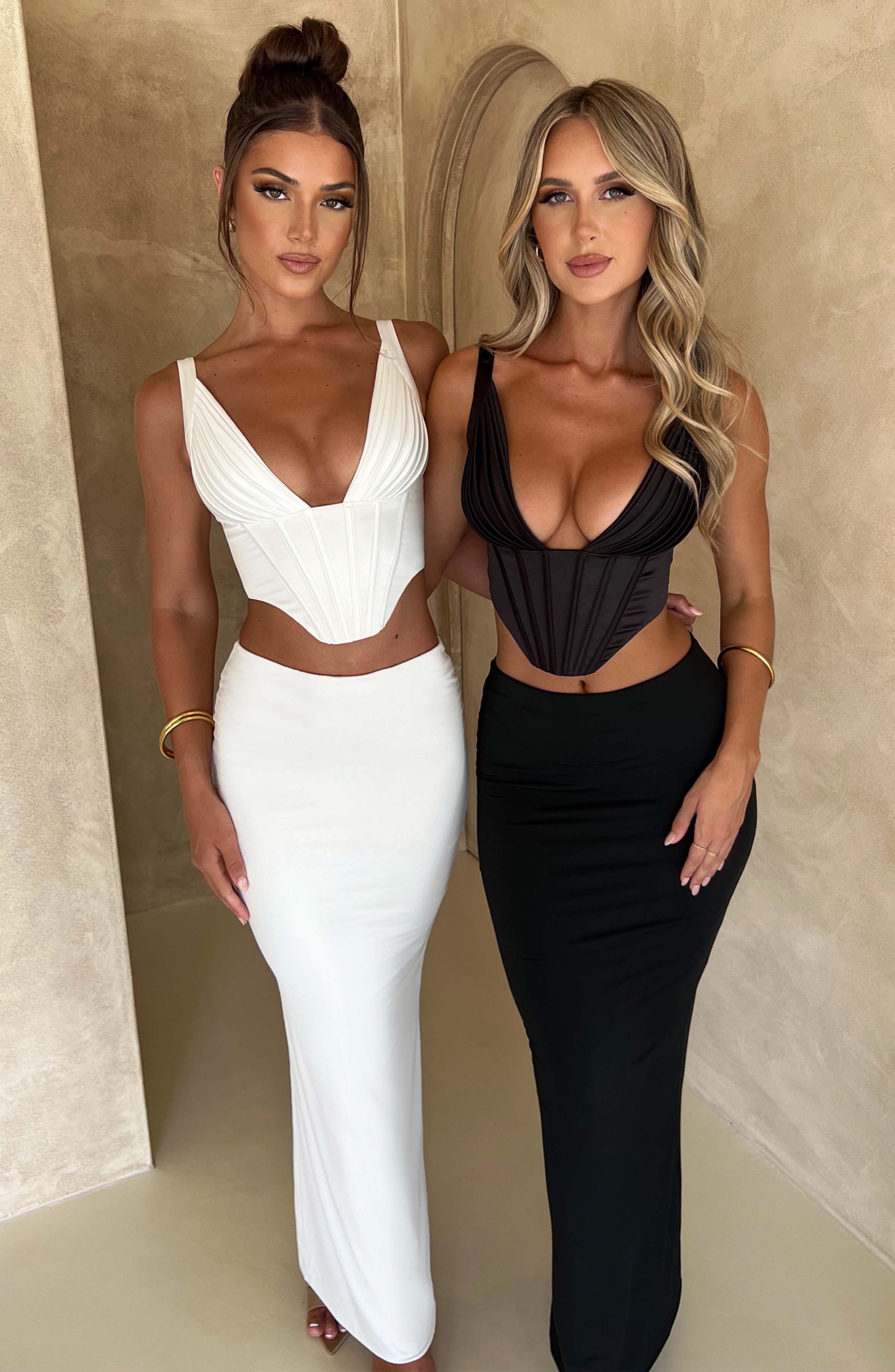 V Yaka Korsaj Detaylı Kısa Büstiyer – Beyaz