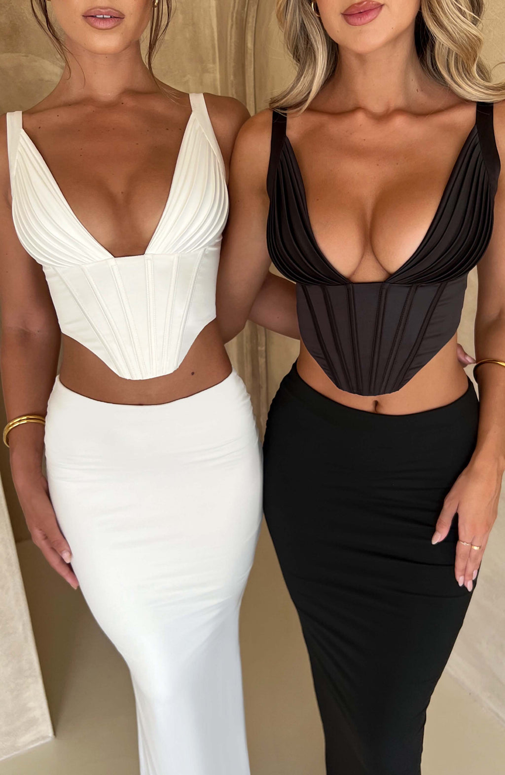 V Yaka Korsaj Detaylı Kısa Büstiyer – Beyaz