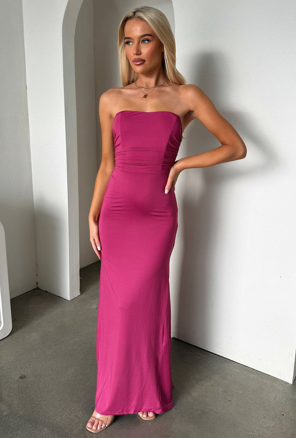 Straplez Sırt Detaylı Saten Uzun Elbise – Fuşya