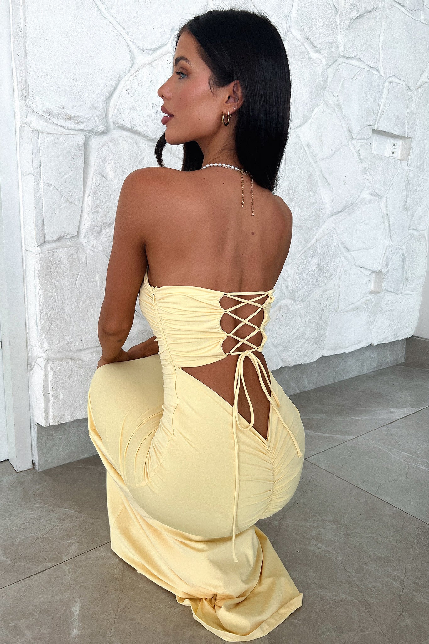 Askılı Sırt Detaylı Drapeli Uzun Elbise – Sarı