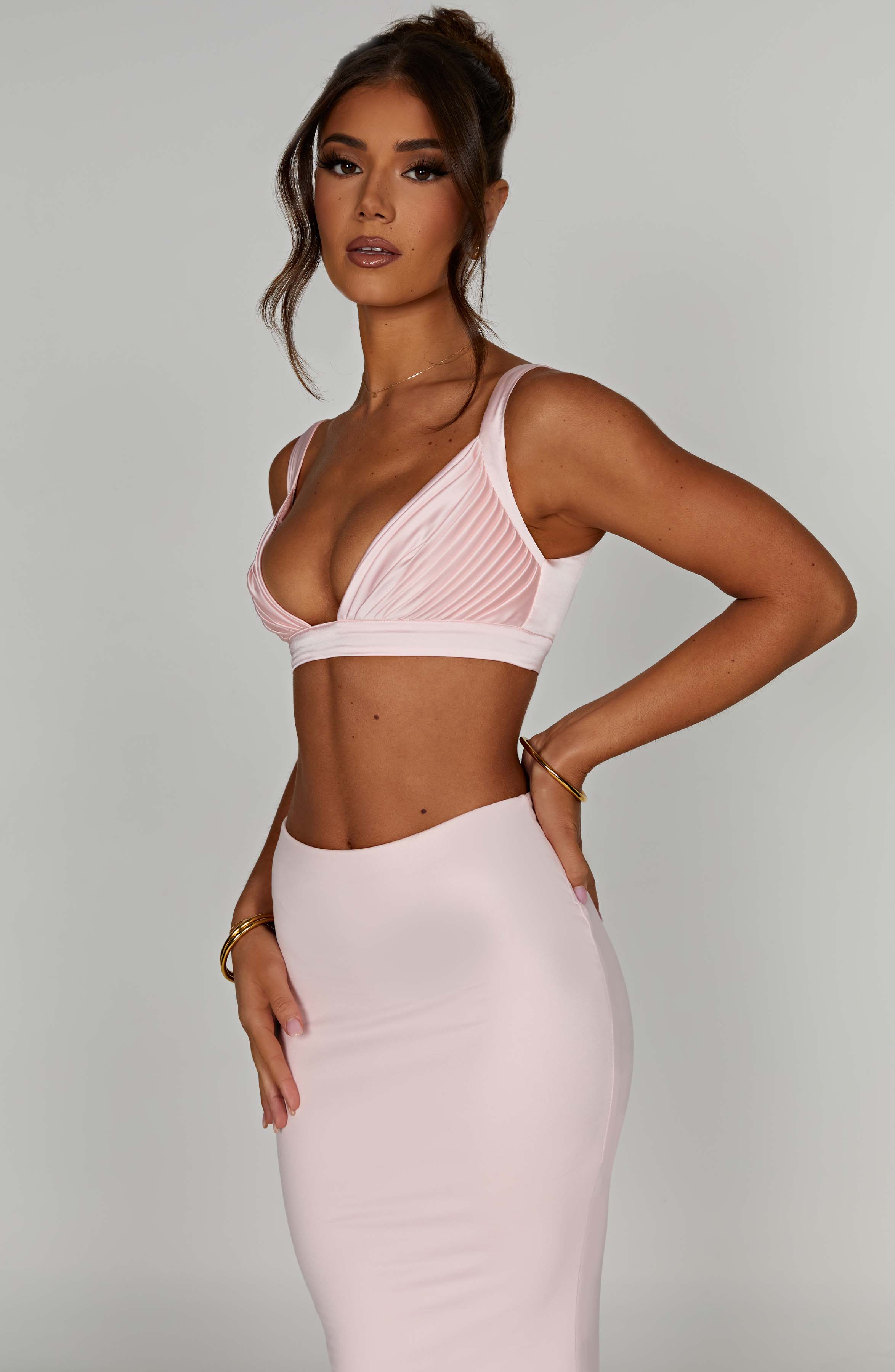 Saten Pliseli İnce Askılı Crop Top – Pudra