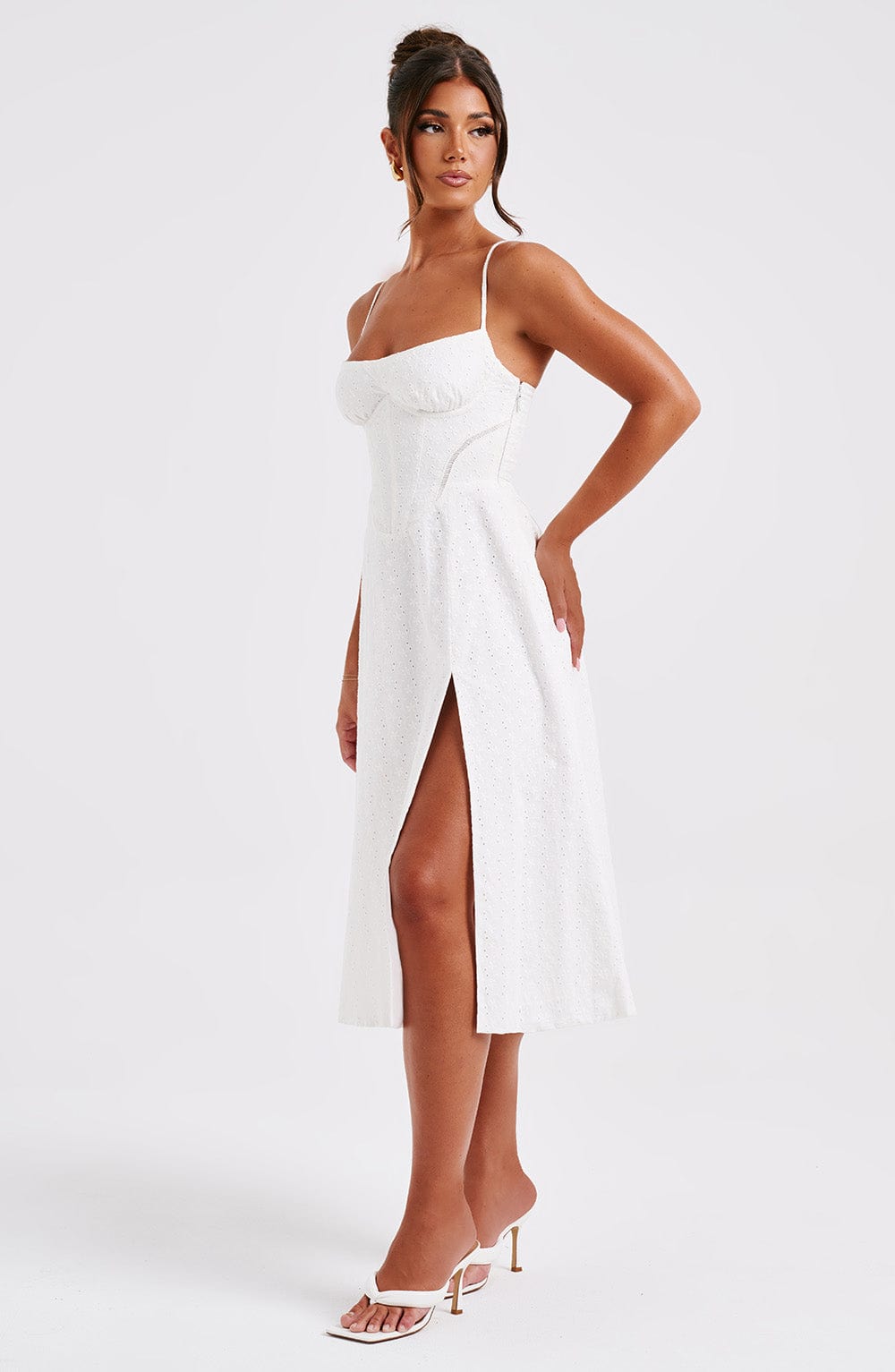 Büstiyer Kesim Yırtmaç Detaylı Midi Elbise – Beyaz