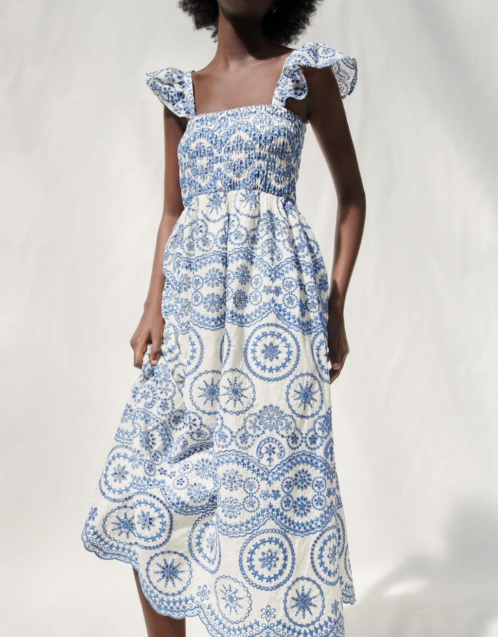 Maud İşlemeli Dantel Büzgülü Korsajlı Midi Elbise