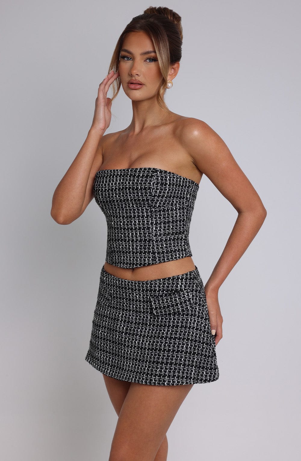 Dik Kesim Straplez Örme Kumaş Bluz – Siyah Beyaz