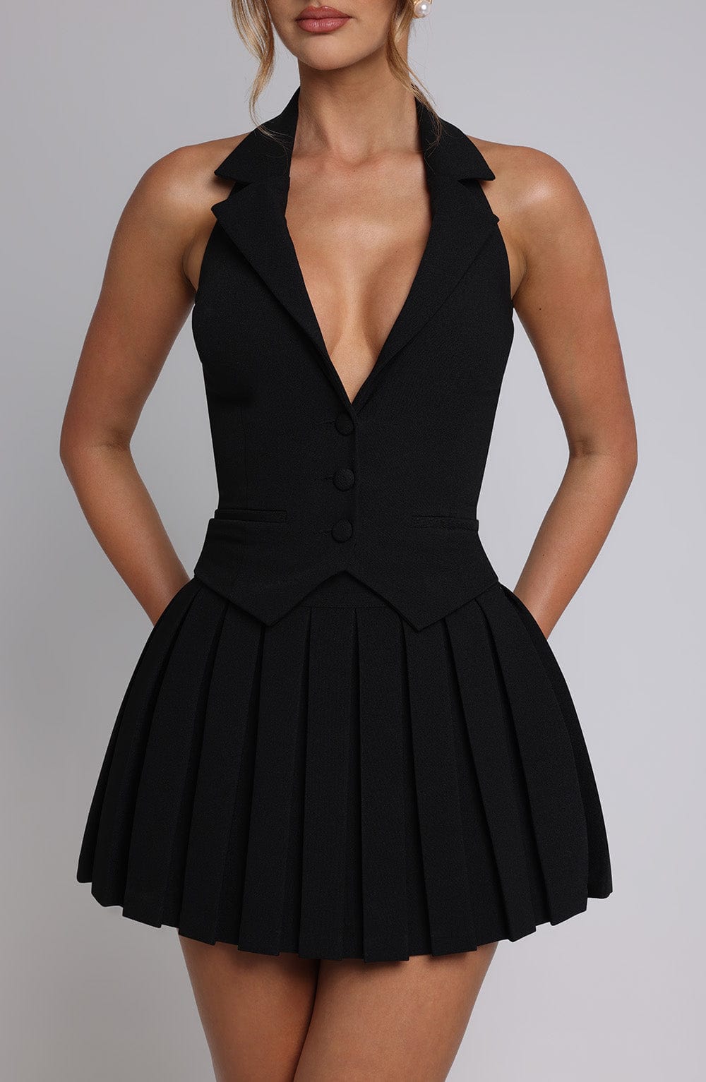 Kruvaze Yaka Pilili Mini Etekli Siyah Bluz