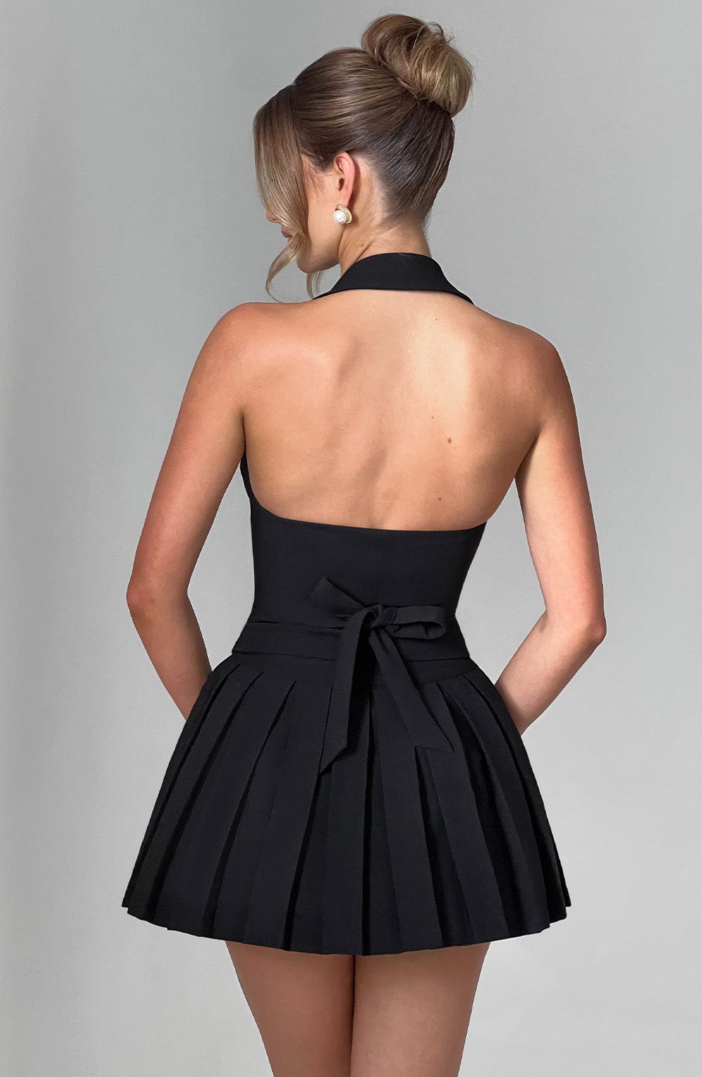 Kruvaze Yaka Pilili Mini Etekli Siyah Bluz