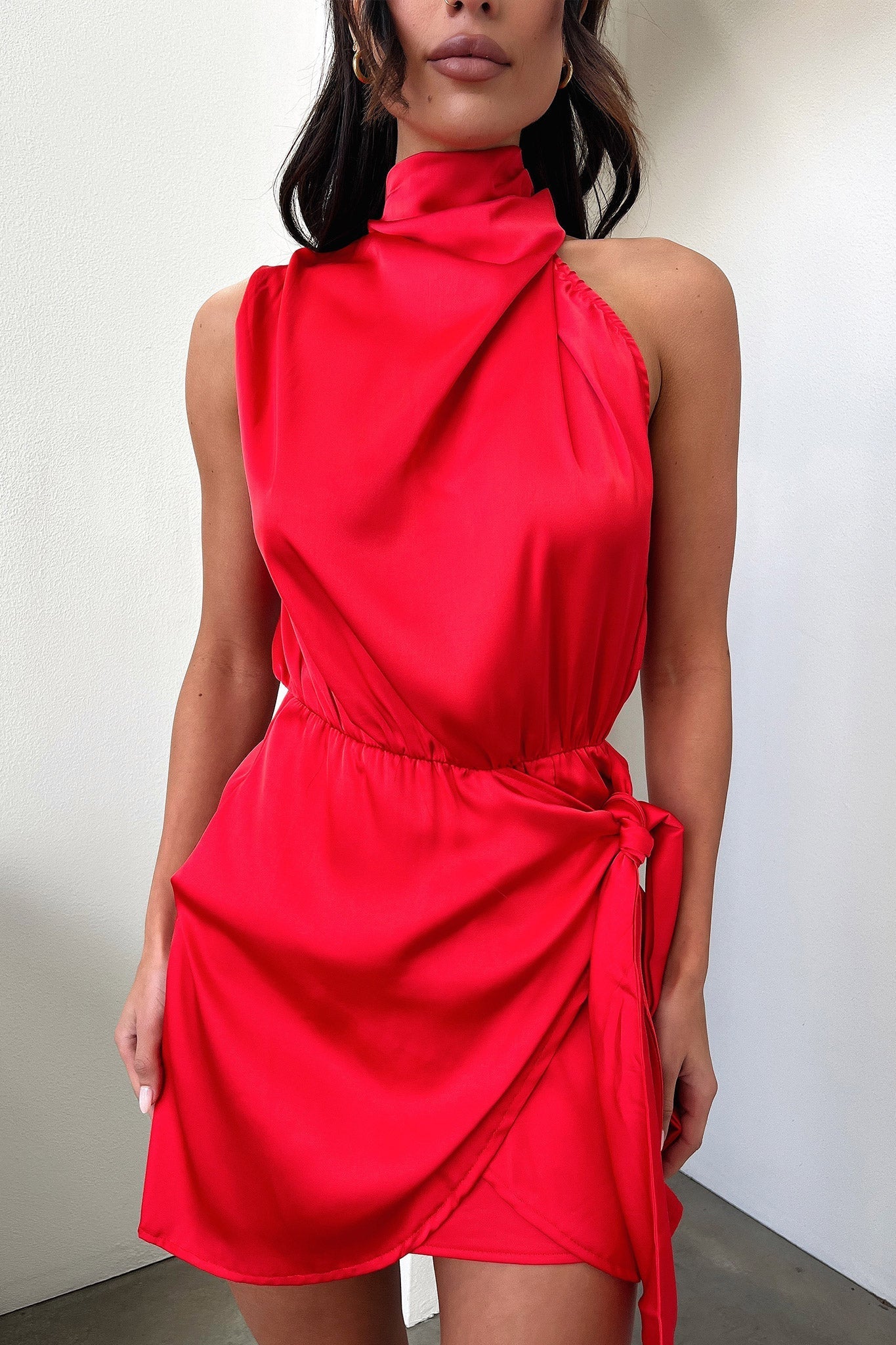 Yüksek Yakalı Asimetrik Mini Elbise – Kırmızı