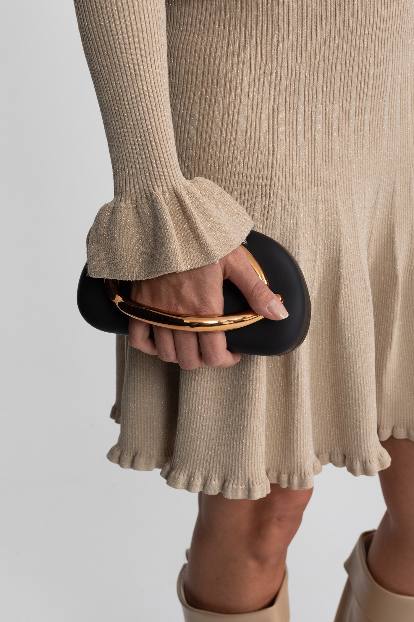 Altın Heykelsi Saplı Çanta – Siyah Ve Altın