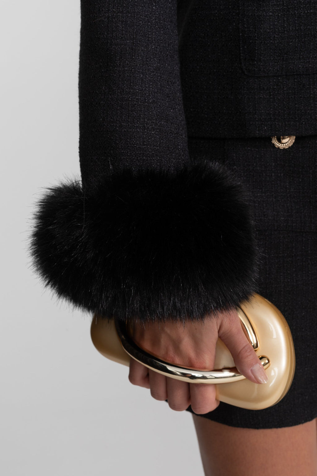 Sahte Kürk Manşetleri Ve Altın Düğmeleri Olan Tweed Blazer – Siyah