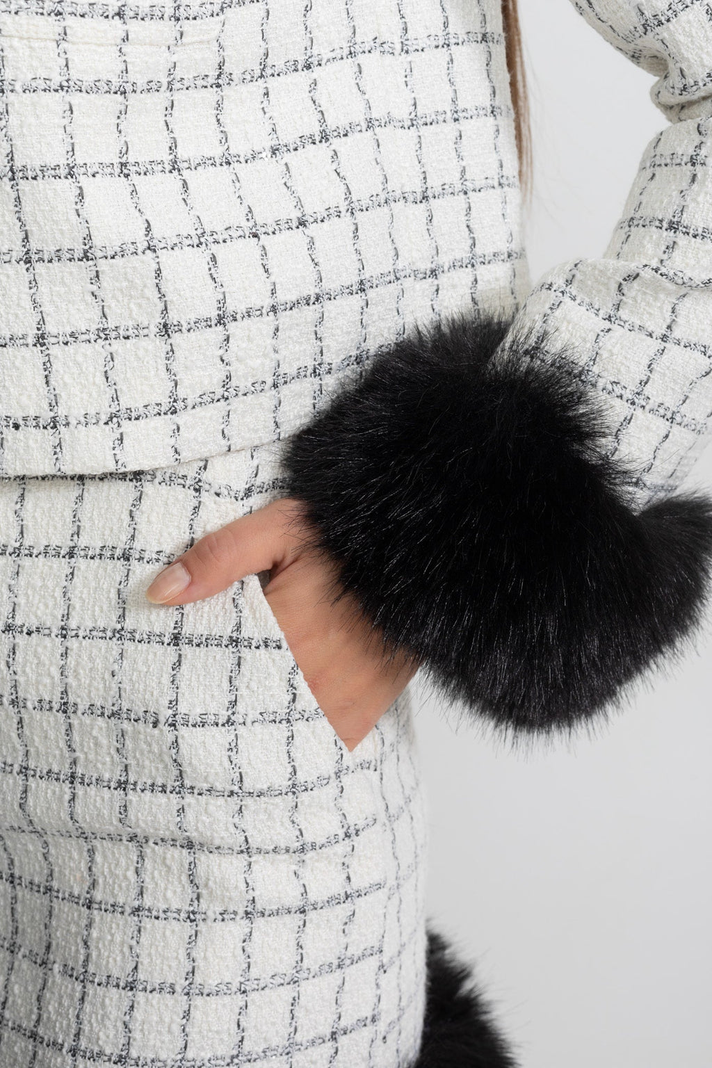 Sahte Kürk Kenarlı Ve Kontrast Deri Detaylara Sahip Tweed Takım – Beyaz Ve Siyah