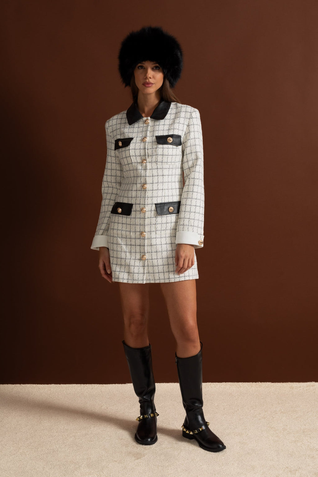 Kontrast Deri Detaylara Sahip Uzun Kollu Tweed Mini Elbise – Beyaz Ve Siyah