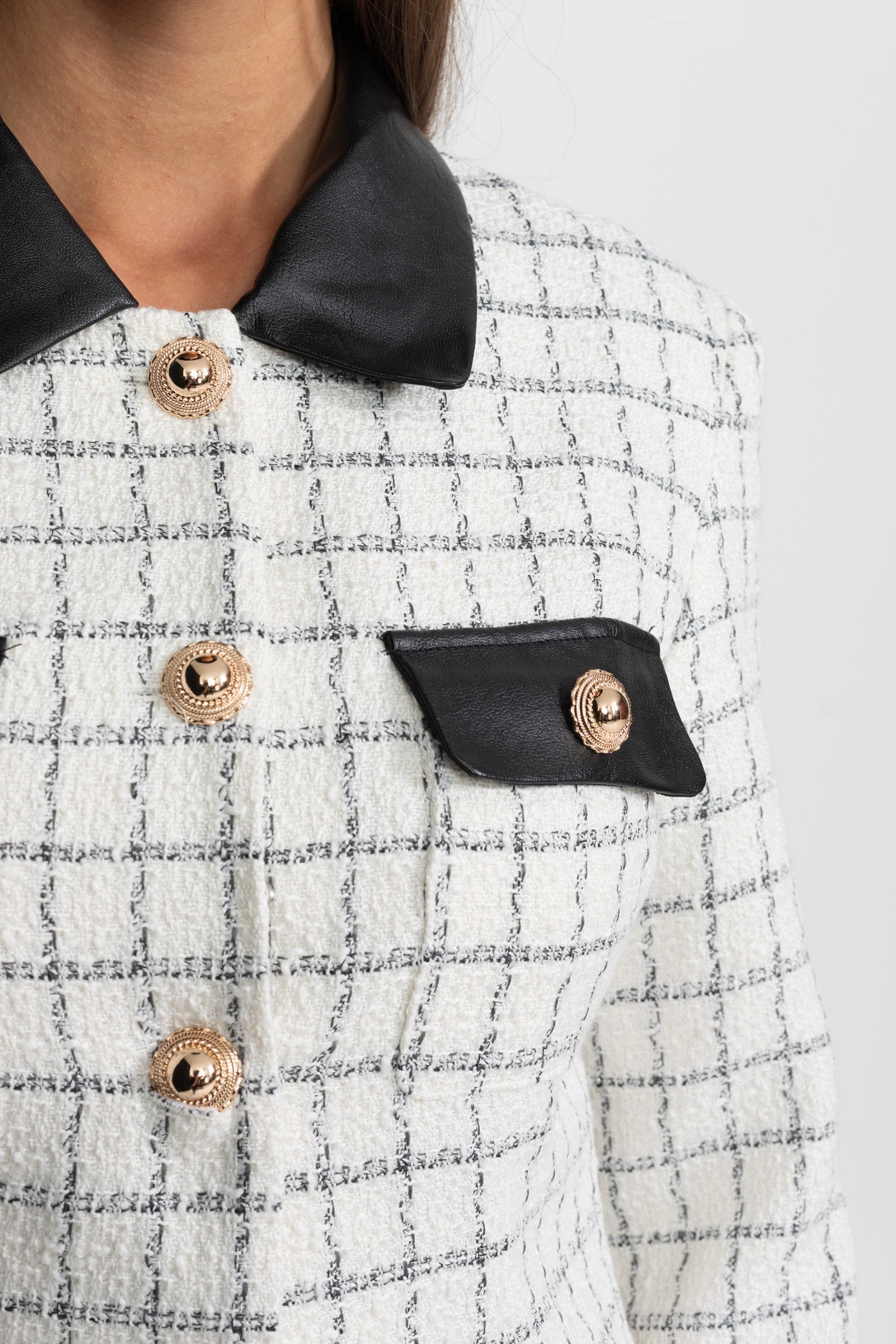 Kontrast Deri Detaylara Sahip Uzun Kollu Tweed Mini Elbise – Beyaz Ve Siyah