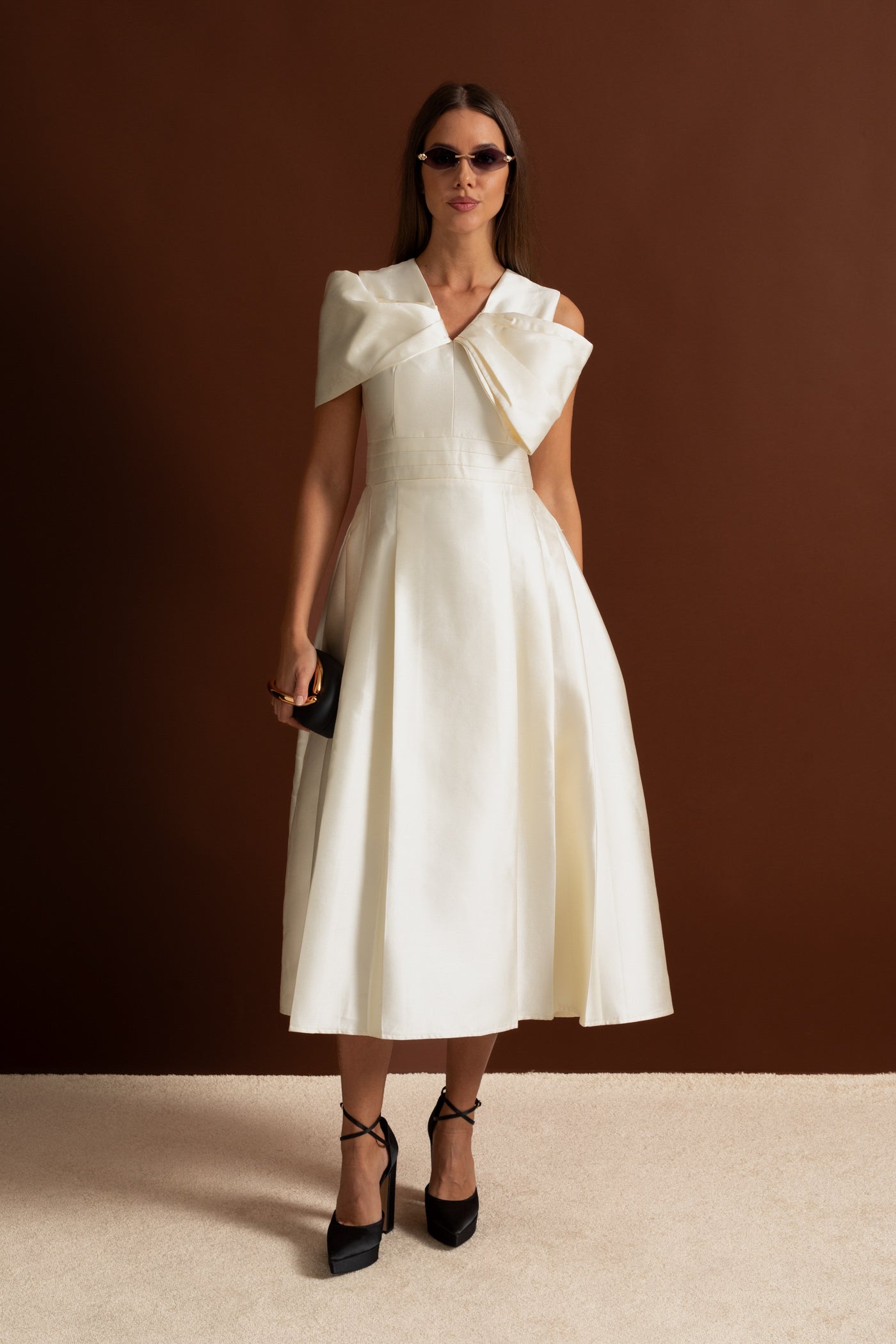 Drapeli Fiyonk Detaylı Omuz Açık Saten Midi Elbise – Fildişi