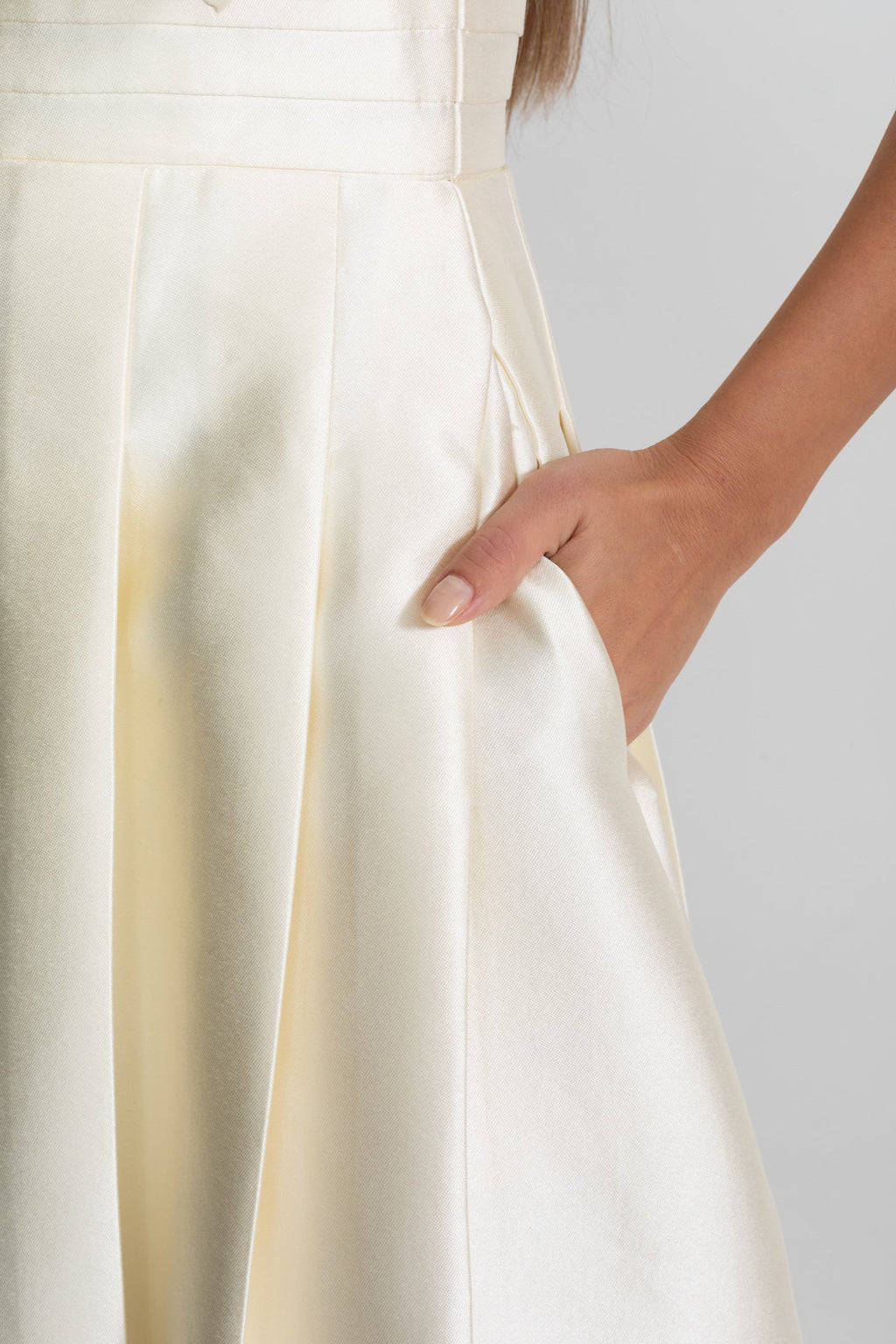 Drapeli Fiyonk Detaylı Omuz Açık Saten Midi Elbise – Fildişi