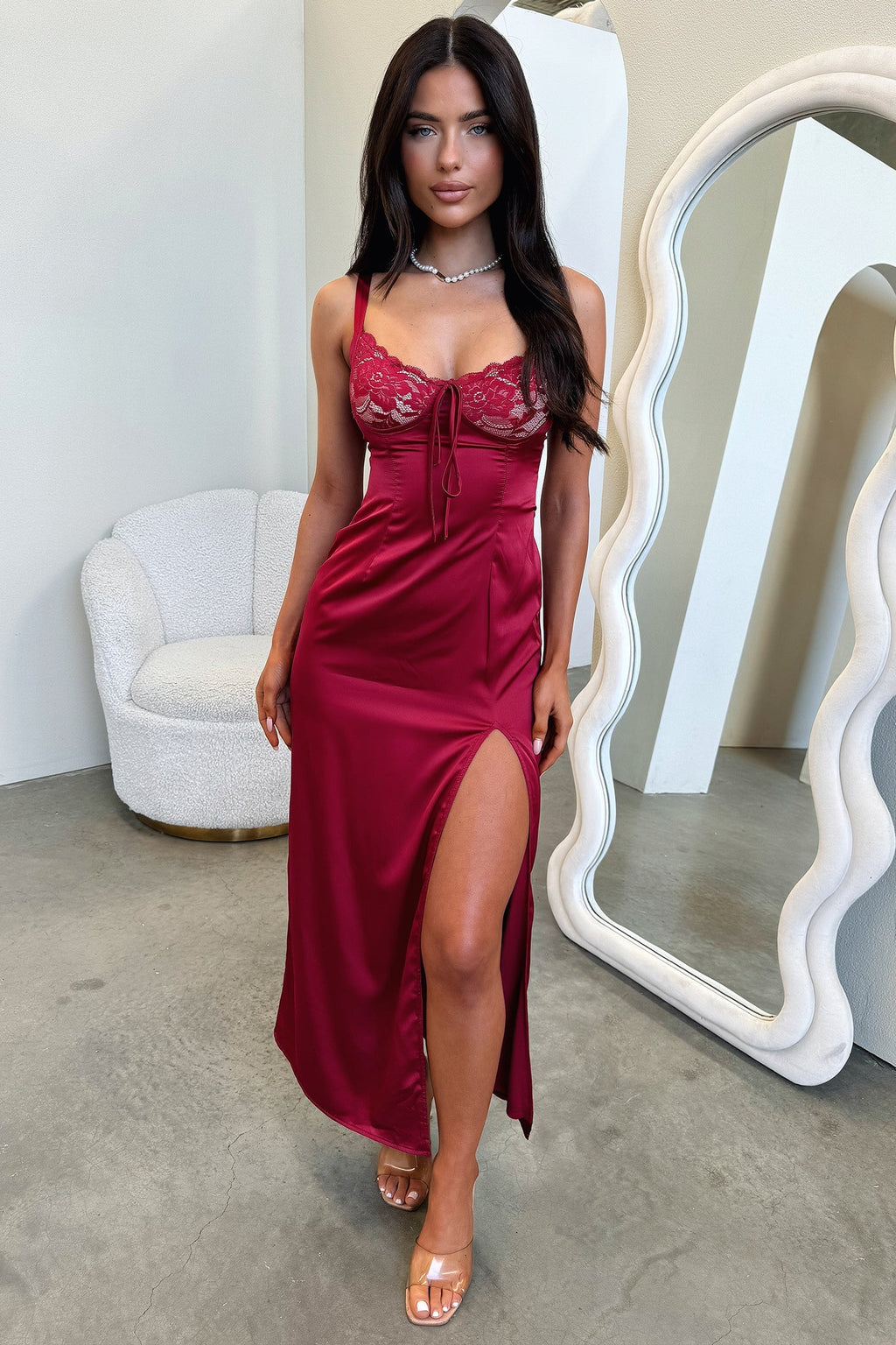 Dantel Detaylı Yırtmaçlı Saten Uzun Elbise – Bordo