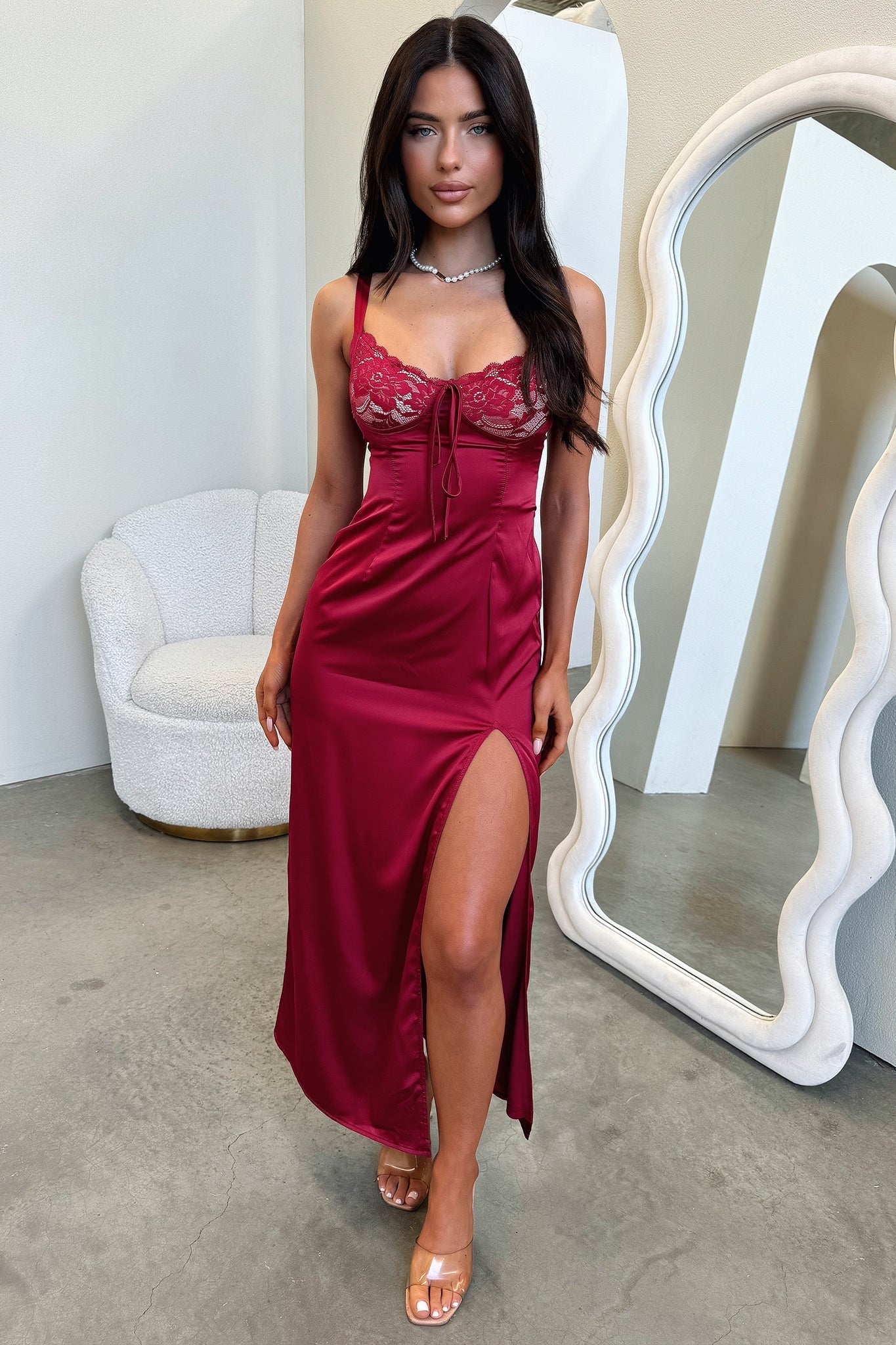 Dantel Detaylı Yırtmaçlı Saten Uzun Elbise – Bordo