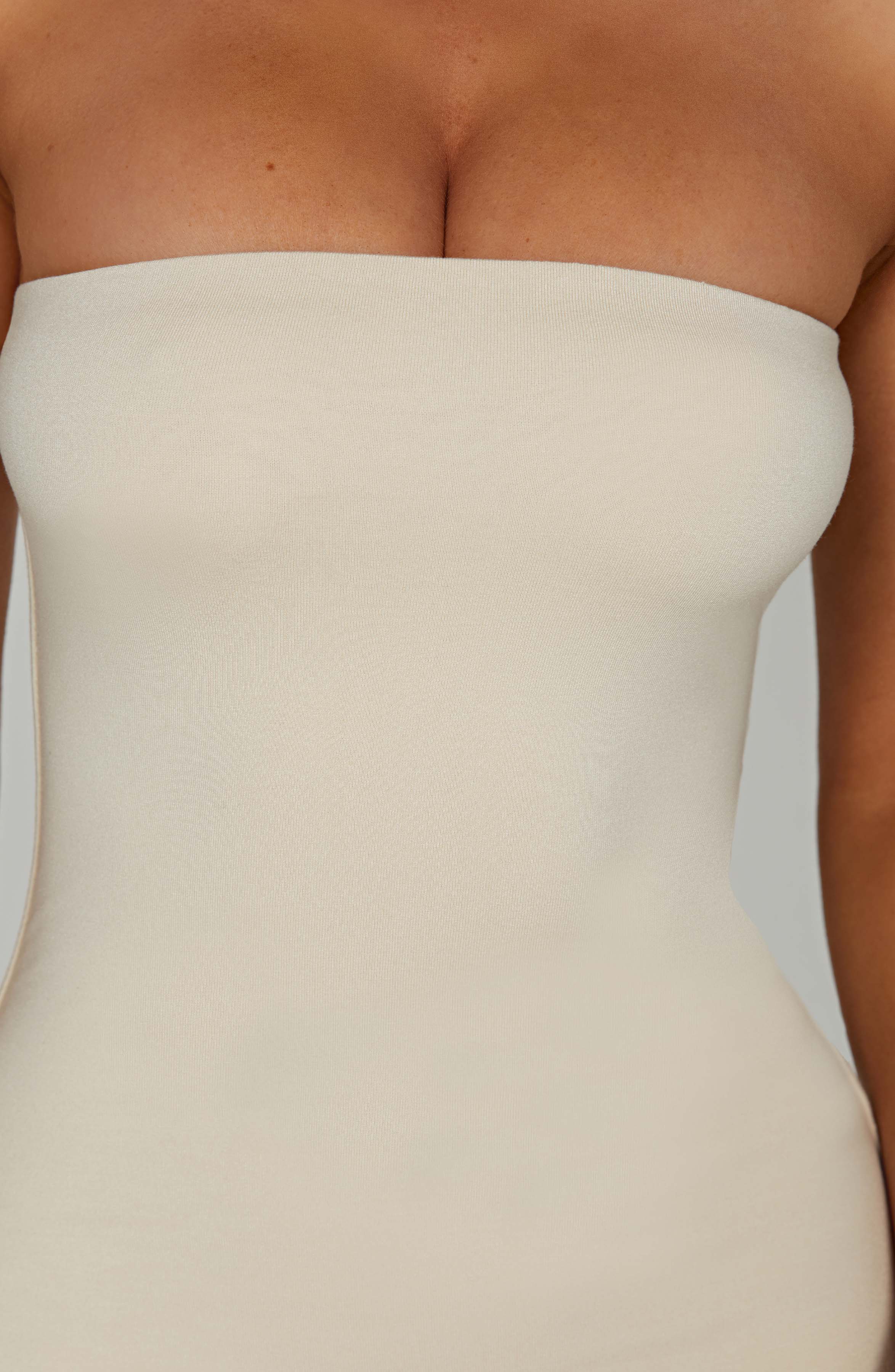 Askılı Yırtmaç Detaylı Sade Maxi Elbise – Ekru