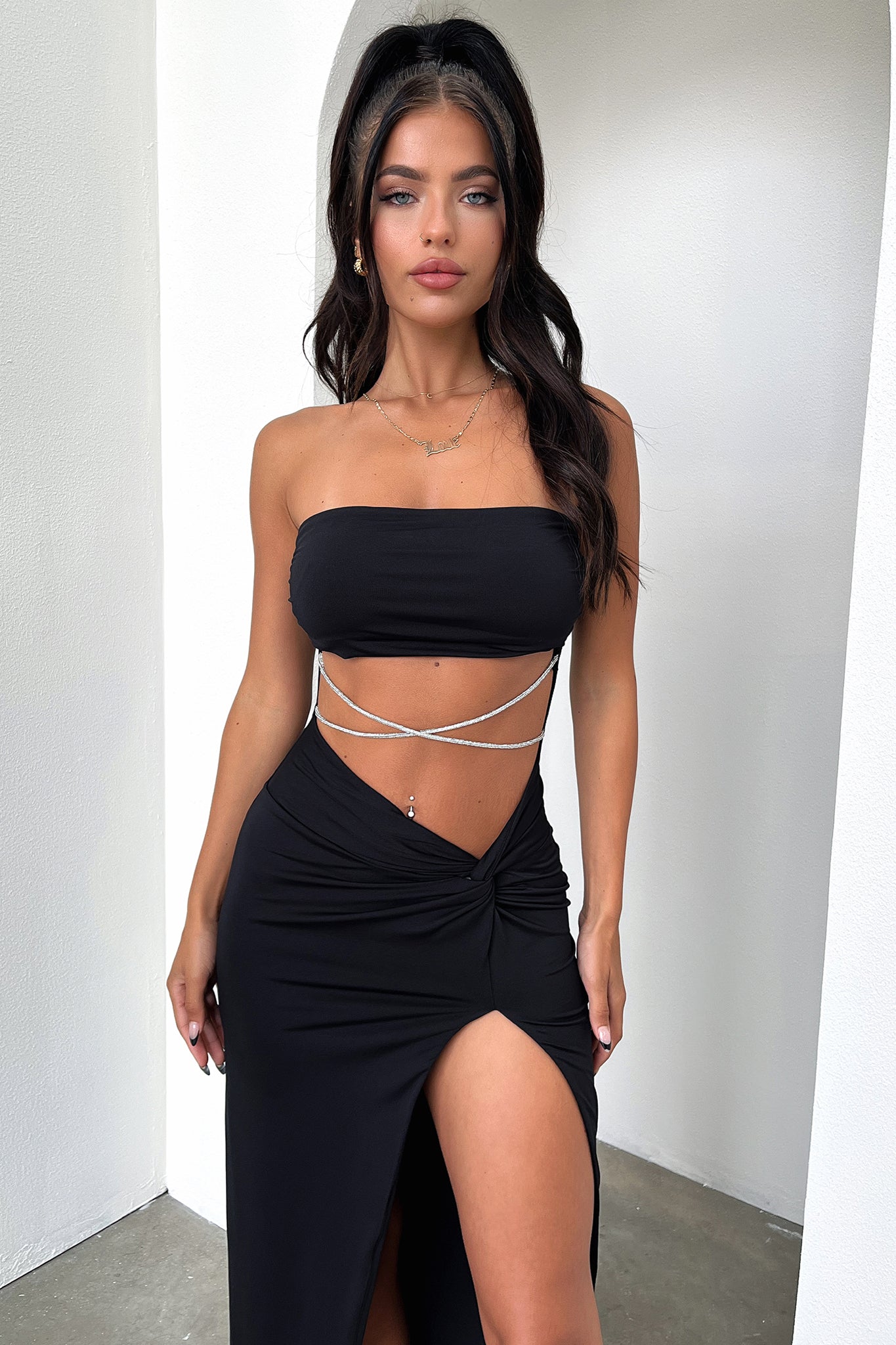 Yırtmaçlı Drapeli Bağcıklı Maxi Elbise – Siyah